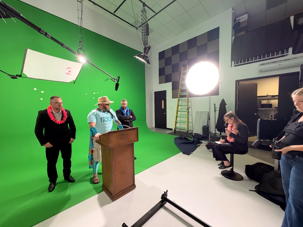 Large studio plan with green background, lighting, filming of the Fidgi capsules