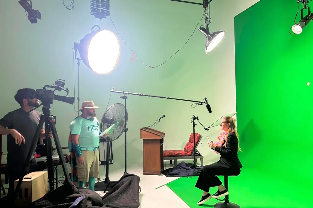 Shooting of an interview with the presenter in a green studio background for Fidgi