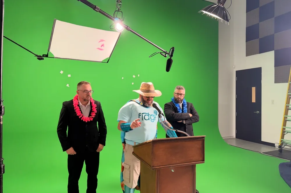Three characters in a green background with a lutrin, humorous capsules Fidgi